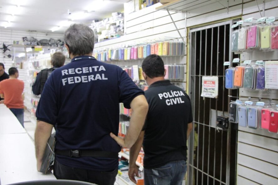 Polícia Civil e Receita apreendem milhares de produtos falsificados na